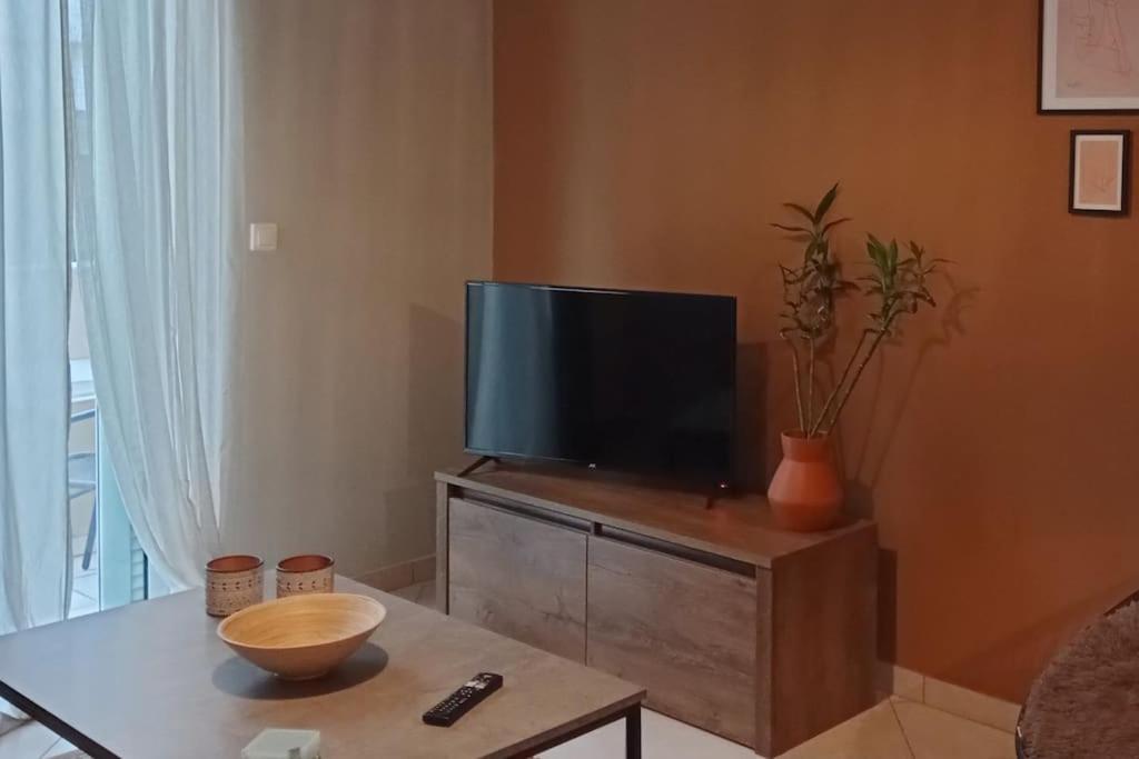 Central Artistic 2-Bedroom Apartment 79Sqm Tripoli Luaran gambar
