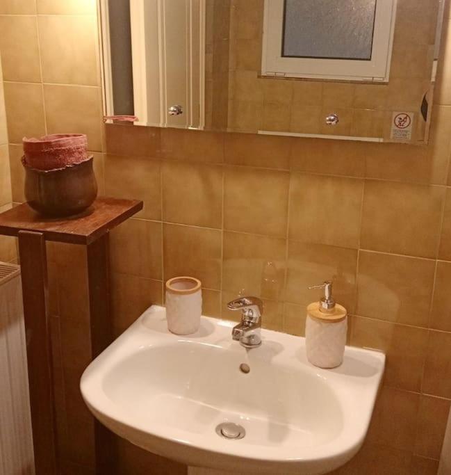 Central Artistic 2-Bedroom Apartment 79Sqm Tripoli Luaran gambar