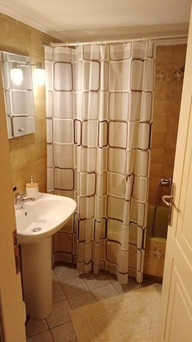 Central Artistic 2-Bedroom Apartment 79Sqm Tripoli Luaran gambar